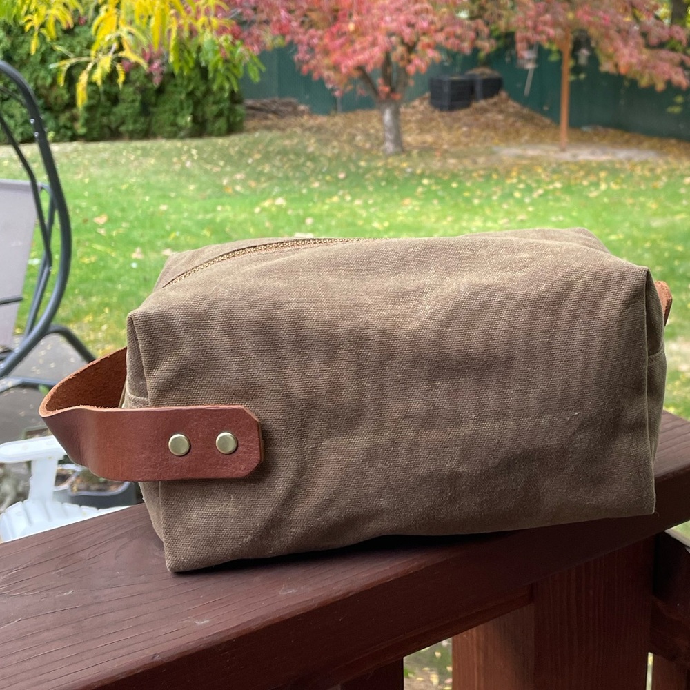 Duck Island Dopp Kit / Tan - Like New - Blue Claw Co - Toiletry Bag